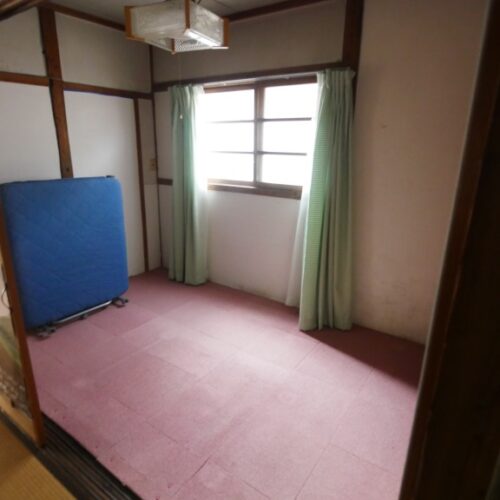 島根県川本町物件の3帖の和室。コンパクトですが、寝室や子ども部屋として利用するには十分なスペースです。