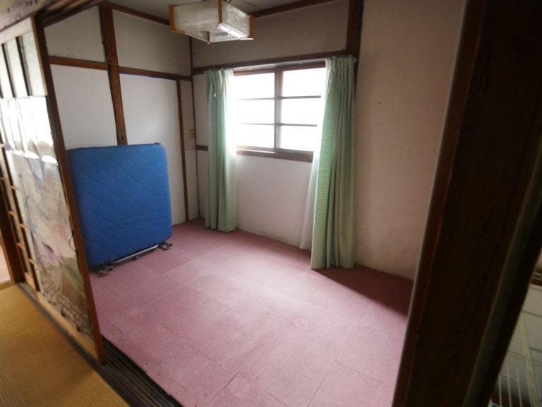 島根県川本町物件の3帖の和室。コンパクトですが、寝室や子ども部屋として利用するには十分なスペースです。