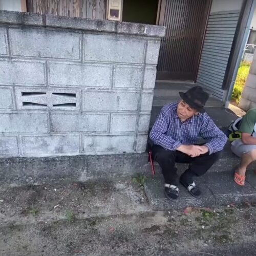 愛媛県松山沖にある忽那諸島の空き家を紹介する動画「離島の空き家」で紹介されている家の前が釣りスポット物件。