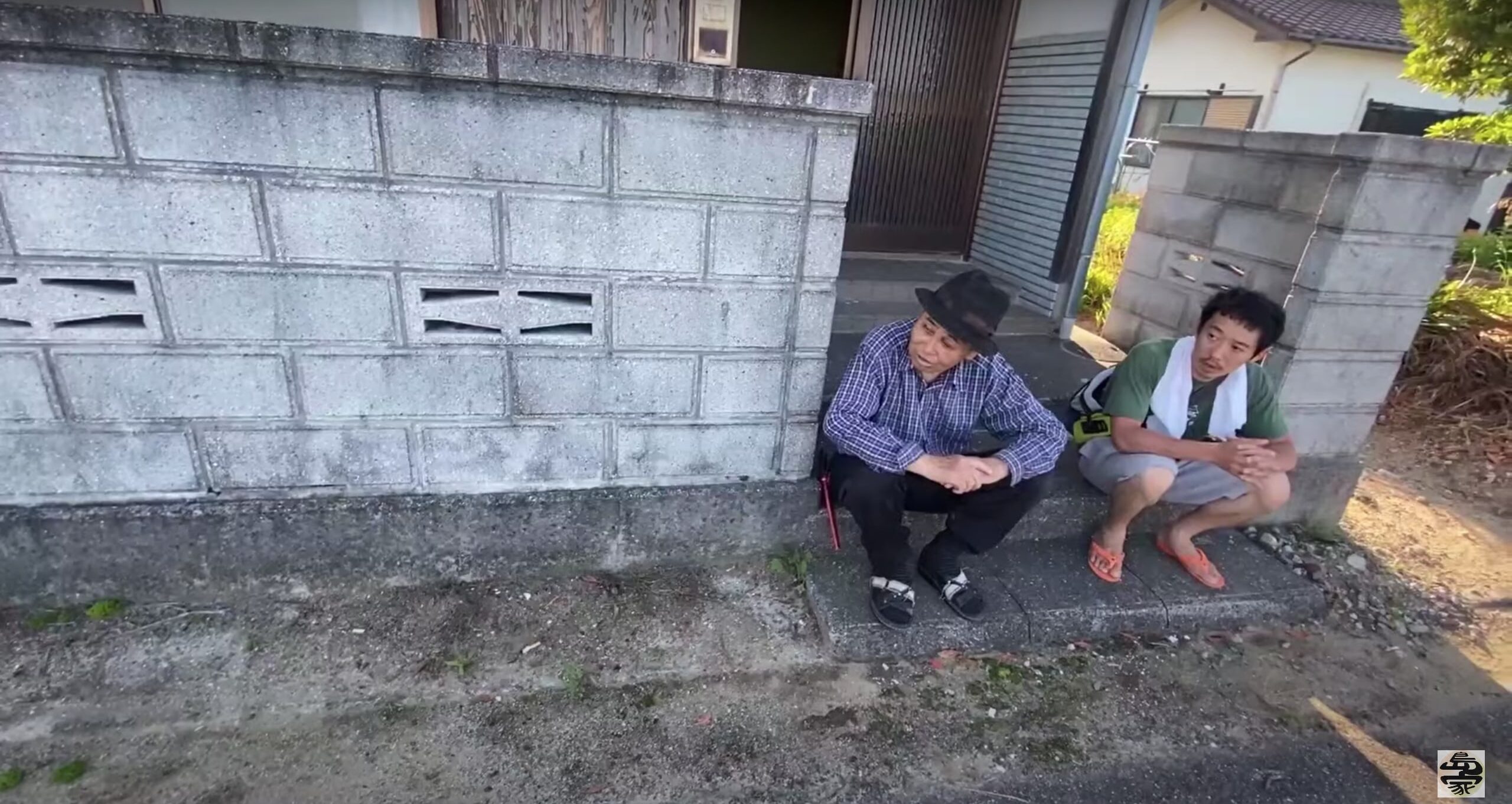 愛媛県松山沖にある忽那諸島の空き家を紹介する動画「離島の空き家」で紹介されている家の前が釣りスポット物件。