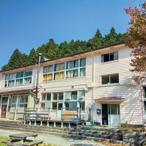 岡山県西粟倉村の旧影石小学校は、ローカルベンチャーのオフィスや店舗などが入居