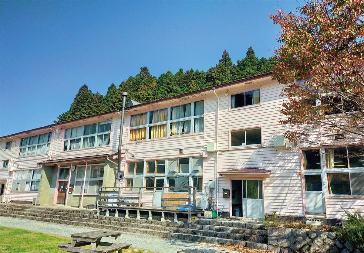 岡山県西粟倉村の旧影石小学校は、ローカルベンチャーのオフィスや店舗などが入居