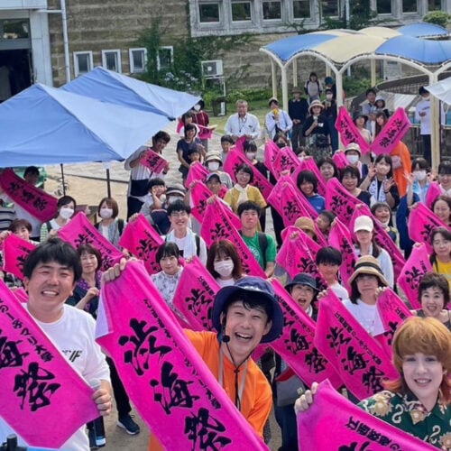 岡山県住みます芸人【江西あきよし】渋海祭フィナーレの様子。渋川マリン水族館70周年を記念して、1年間を通して制作したコンテンツを一斉に開催した「渋海祭」には大勢の芸人仲間やお客さまが来てくれました。