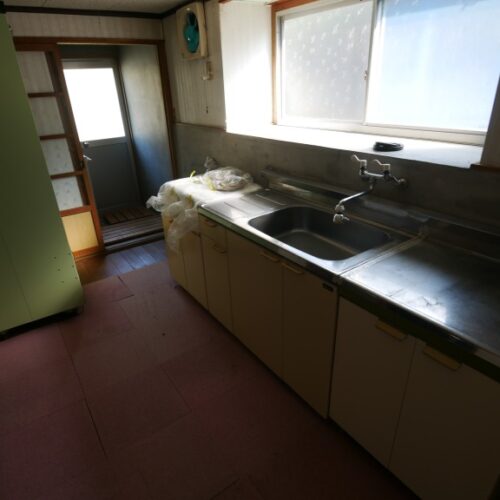 島根県川本町物件のガスコンロ付きのキッチンは作業スペースも広く使い勝手はよさそうですが、老朽化がみられるので気になる場合は改修を。