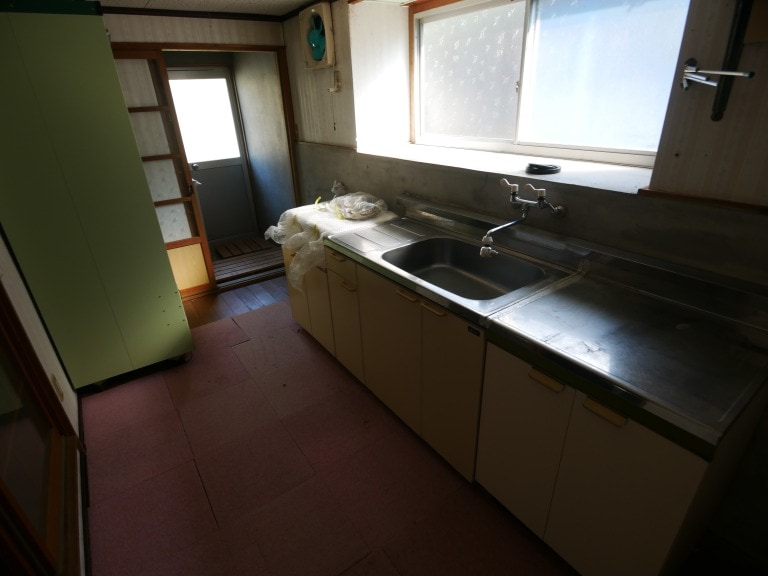 島根県川本町物件のガスコンロ付きのキッチンは作業スペースも広く使い勝手はよさそうですが、老朽化がみられるので気になる場合は改修を。