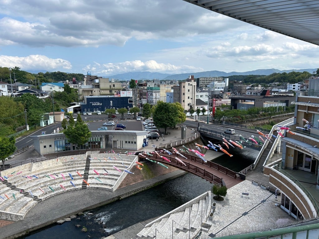 鹿児島県鹿屋市の中心地は、スーパーやホームセンターをはじめ、アパレル系のショップや雑貨店など買い物環境が充実しています。飲食店も多く、生活に不便がありません。