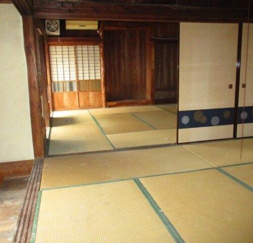鹿児島県鹿屋市物件和室。床材や壁も老朽化がみられます。アンティーク感のある柱や梁などの味わいは残してリフォームをするのがよさそうです。