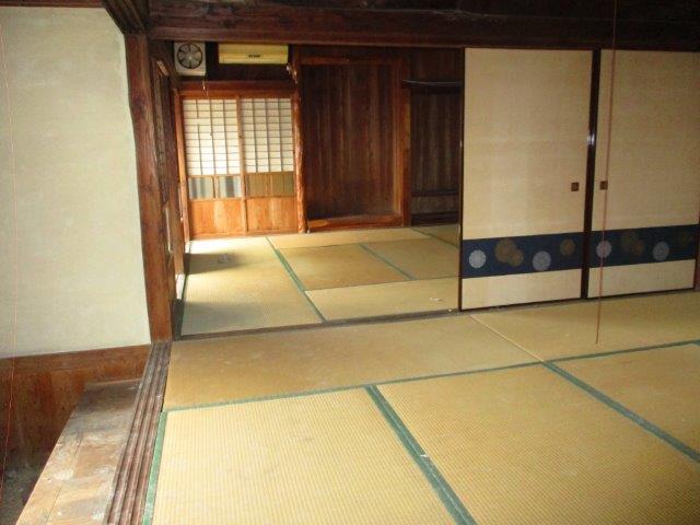 鹿児島県鹿屋市物件和室。床材や壁も老朽化がみられます。アンティーク感のある柱や梁などの味わいは残してリフォームをするのがよさそうです。
