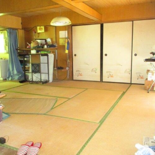 鹿児島県鹿屋市の物件の室内は、全体的に大幅な補修が必要です。居室は8帖と10帖の和室。