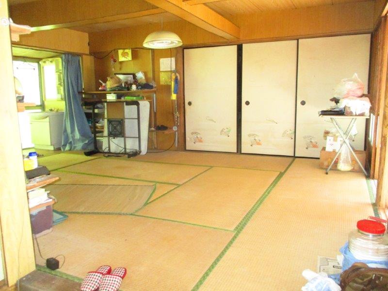 鹿児島県鹿屋市の物件の室内は、全体的に大幅な補修が必要です。居室は8帖と10帖の和室。