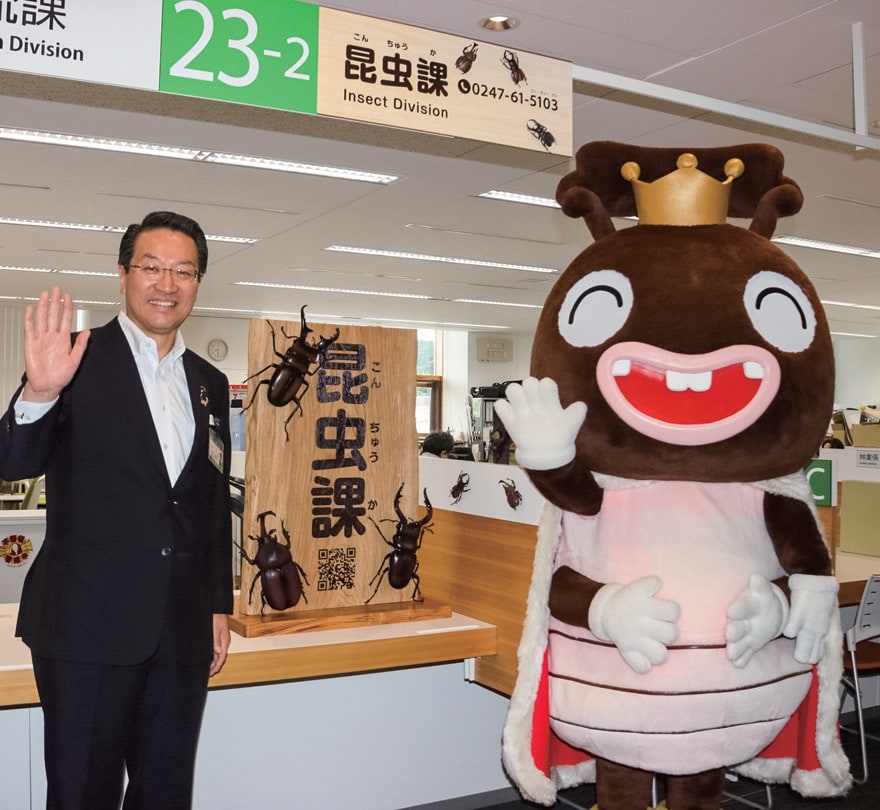 福島県田村市にバーチャル部署の昆虫課が設置された。市長と昆虫課課長の「カブトン」