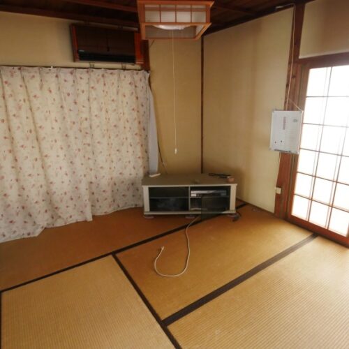島根県川本町物件の4.5帖の和室は台所と開き戸でつなげられるのでダイニングとして使用するとよさそうです。