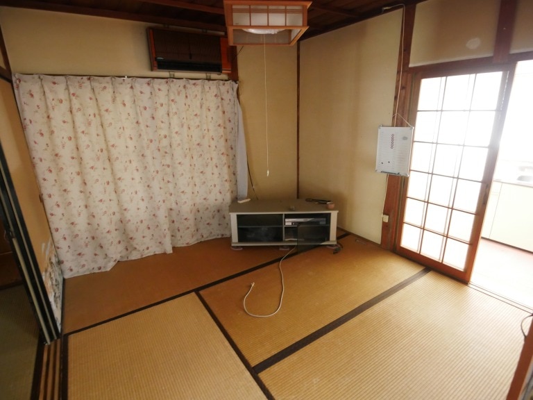 島根県川本町物件の4.5帖の和室は台所と開き戸でつなげられるのでダイニングとして使用するとよさそうです。