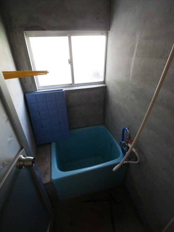 島根県川本町物件の浴室はユニットバスにリフォームすると快適に生活ができそうです。さらに、トイレは汲み取り式なので、簡易水洗への改修をおすすめします。