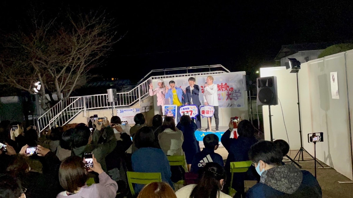 岡山県住みます芸人【江西あきよし】しぶマリライブの様子。普段は入れない時間帯のナイト水族館でのお笑いライブです。