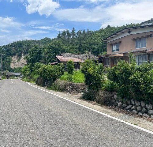 長野県筑北村の物件の前の道路左