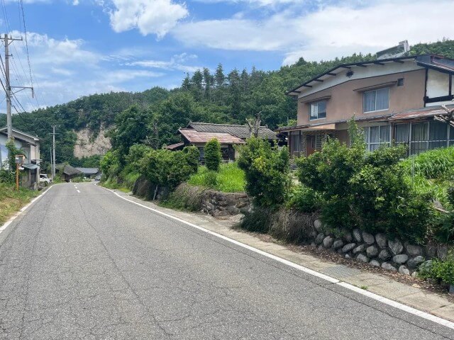 長野県筑北村の物件の前の道路左