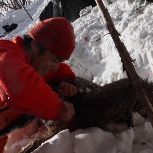 動物とフェアに向き合いたいからと、徒歩で一人山に入る猟法を選んだ東出昌大氏。東出昌大出演映画『WILL』より　©2024 SPACE SHOWER FILMS