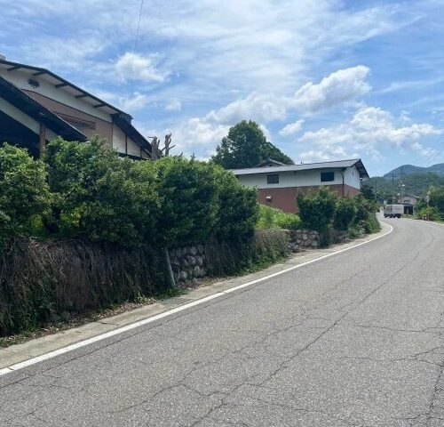 長野県筑北村の物件の前の道路右