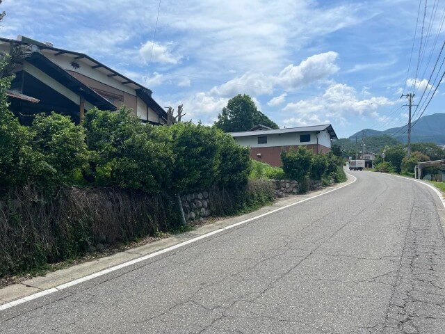 長野県筑北村の物件の前の道路右