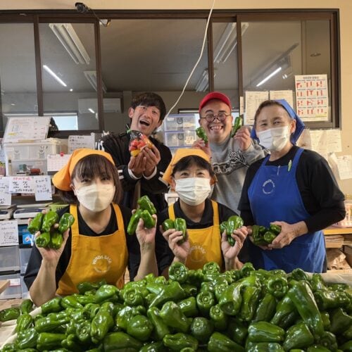 ピーマンの生産量日本一！の茨城県神栖市の生産者の方々と。