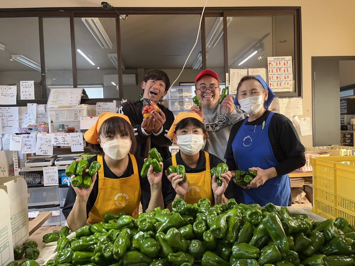 ピーマンの生産量日本一！の茨城県神栖市の生産者の方々と。