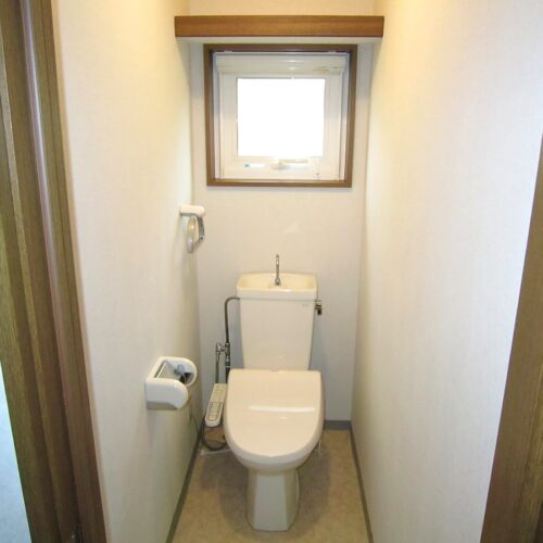 北海道弟子屈町の物件のトイレは水洗（合併式浄化槽）。温水洗浄便座付きです。