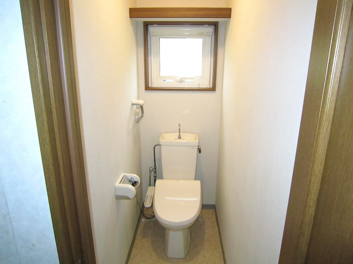 北海道弟子屈町の物件のトイレは水洗（合併式浄化槽）。温水洗浄便座付きです。