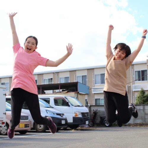 埼玉県住みます芸人えりんぎのおだいらつかささん「訪問看護を立ち上げた職員と撮った写真です。まずは元気いっぱい、実直に訪問看護に向き合っていこうと思います」