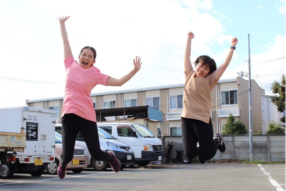 埼玉県住みます芸人えりんぎのおだいらつかささん「訪問看護を立ち上げた職員と撮った写真です。まずは元気いっぱい、実直に訪問看護に向き合っていこうと思います」