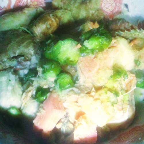 大量の生姜を大鍋で煮る。そこに毎日ランダムに野菜を投げこんで食べる。生姜のスープは半月くらい使い続ける。