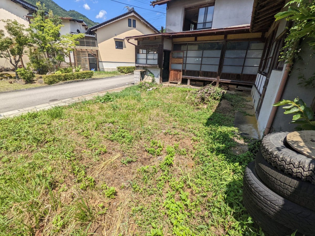 兵庫県養父市の物件の庭は、家庭菜園や駐車スペースとして活用できる広さです。