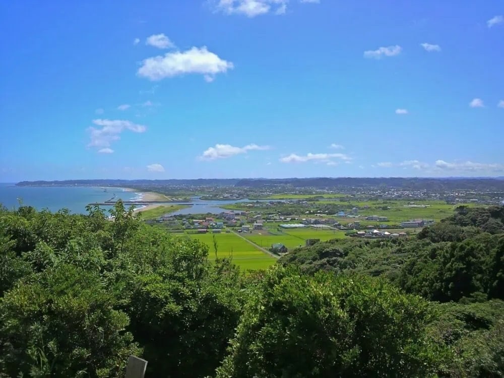 千葉県いすみ市の太東埼灯台からの風景。青い海が広がる里海エリアと、緑が輝く里山エリアの両方がある