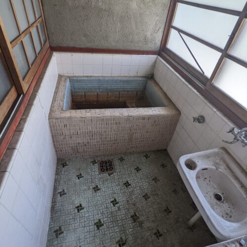 兵庫県養父市の物件の浴室は、浴槽の劣化が激しく、また冬は窓からの隙間風もありそうなので、保温性も高いユニットバスを入れるのがよさそうです。