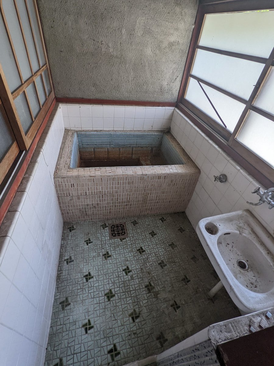兵庫県養父市の物件の浴室は、浴槽の劣化が激しく、また冬は窓からの隙間風もありそうなので、保温性も高いユニットバスを入れるのがよさそうです。
