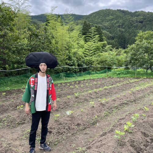 「京都府住みます芸人の木下弱さん。京丹波町で黒豆も育てはじめ、クラウドファンディングで支援者と一緒に土にまみれ作業しています」
