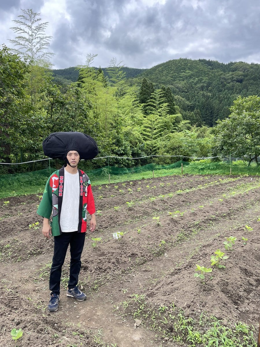「京都府住みます芸人の木下弱さん。京丹波町で黒豆も育てはじめ、クラウドファンディングで支援者と一緒に土にまみれ作業しています」