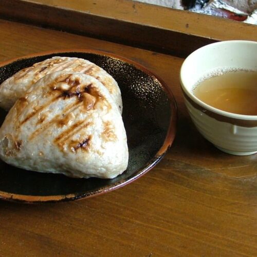 岩手県遠野市のやきもち。農作業の合間の茶菓子として食べられてきた郷土料理のおやつで、小麦粉やそば粉をこねて、中にクルミやみそ、黒砂糖などを入れて焼きます。