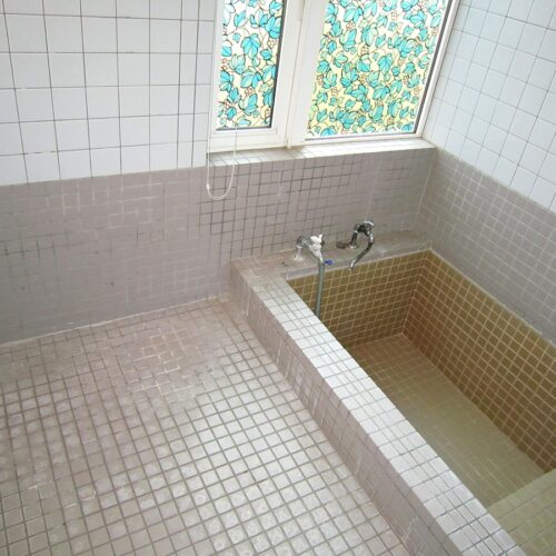 北海道弟子屈町の物件の浴室。温泉引き込み済みで、別途契約すれば毎日自宅で温泉を楽しむ生活ができます。