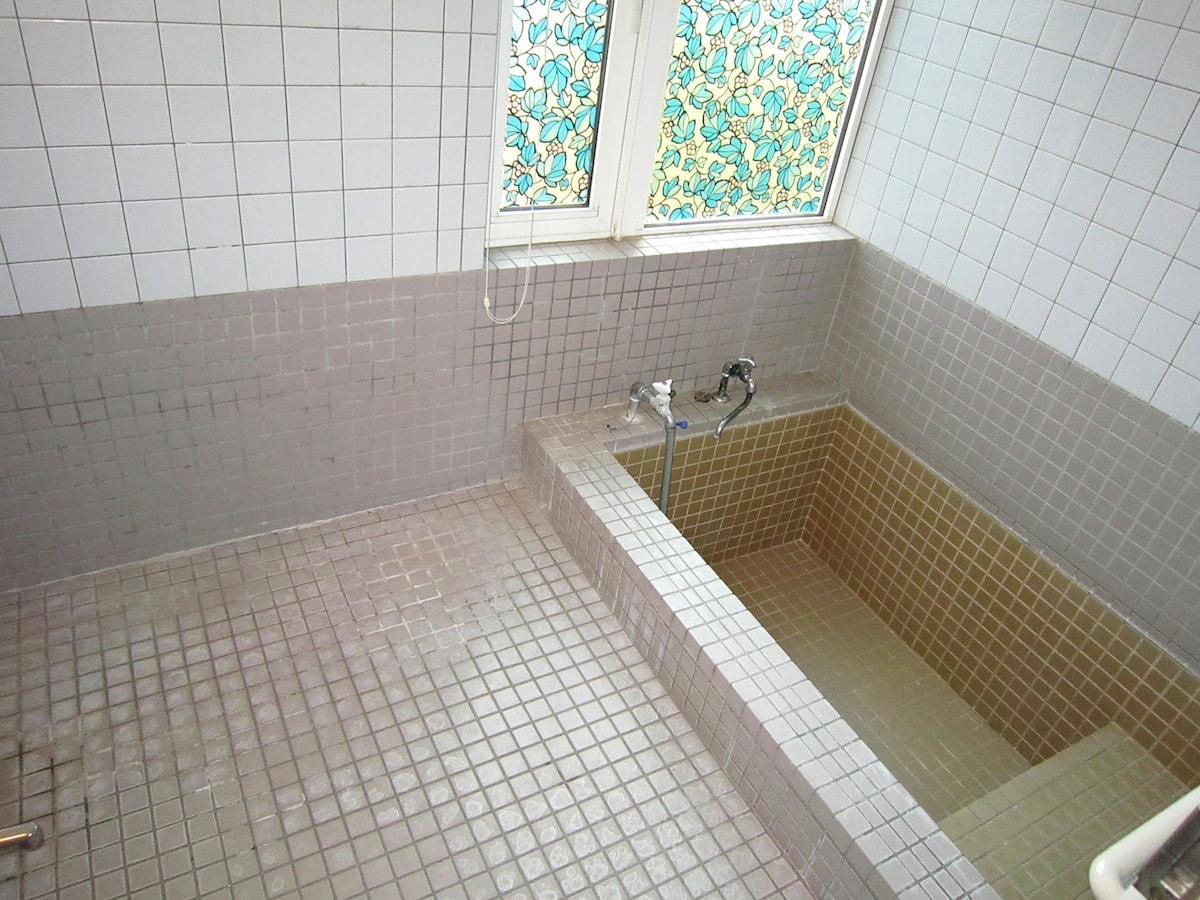 北海道弟子屈町の物件の浴室。温泉引き込み済みで、別途契約すれば毎日自宅で温泉を楽しむ生活ができます。