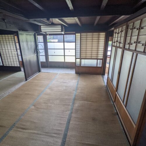 兵庫県養父市の物件の1階の6帖2間の和室です。畳も天井も改修が必要ですが、天井の梁など細部に趣が感じられます。
