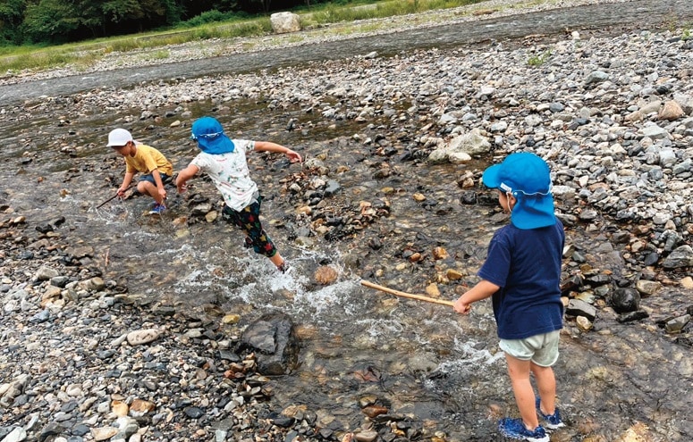 山梨県丹波山村で元気よく遊ぶ子どもたち