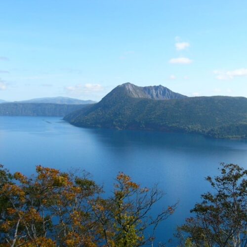 北海道弟子屈町の摩周湖。日本一の透明度を誇り、その青さは「摩周ブルー」とも呼ばれます。3️つの展望台があり、湖と雄大な根釧原野を一望することができます。
