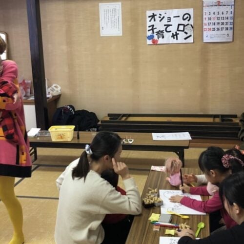 「岩見沢市の施設でのオジョーの子育てサロン。畳のお部屋を借りて赤ちゃんがハイハイできるようにしました」