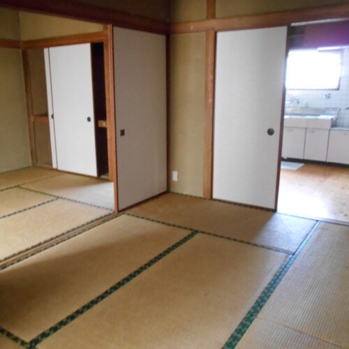 宮崎県えびの市の物件の台所につながる6帖の和室2部屋は、ふすまを開けてダイニングとして使用するのがよさそうです。