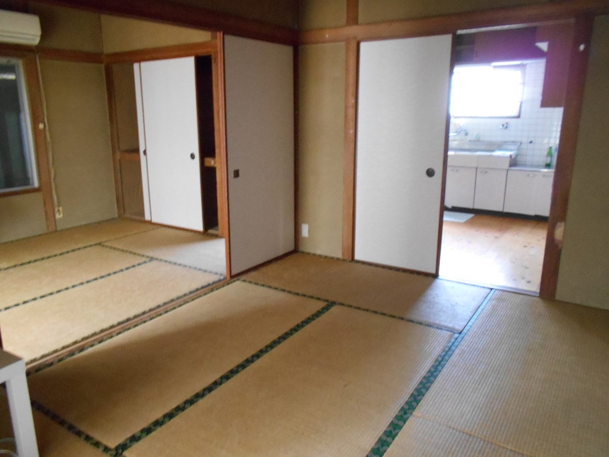 宮崎県えびの市の物件の台所につながる6帖の和室2部屋は、ふすまを開けてダイニングとして使用するのがよさそうです。