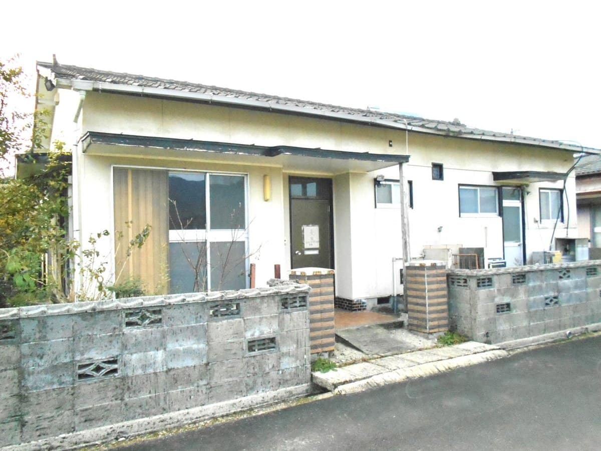 宮崎県えびの市の物件の外観。田園風景が広がる静かな住宅地にある物件です。