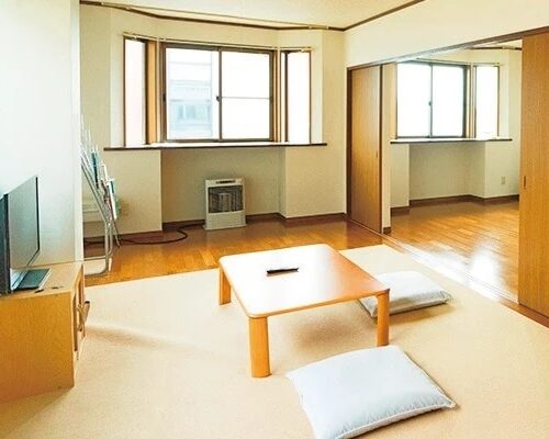青森県弘前市の「移住お試しハウス」は、弘前駅から徒歩約10分と、市内巡りには最適な立地。
