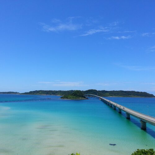 山口県下関市にある絶景スポットとして大注目の角島大橋。