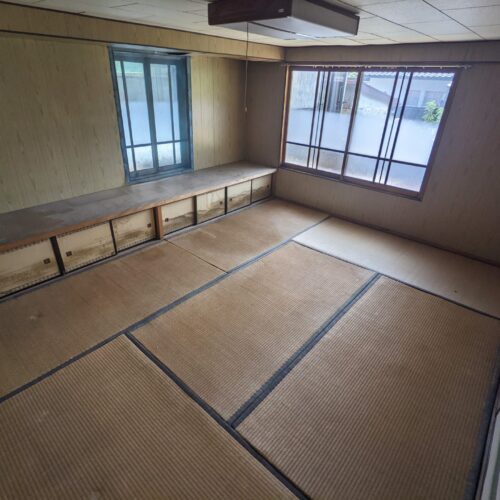 兵庫県養父市の物件の2面採光で明るい、2階の6帖の和室です。
